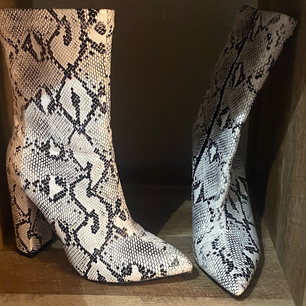 SNAKE SKIN HEELED POINTED TOE BOOTIES